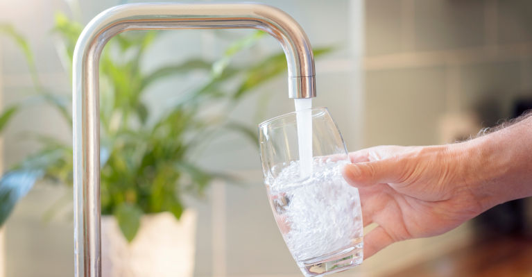 Leitungswasser aus dem Wasserhahn