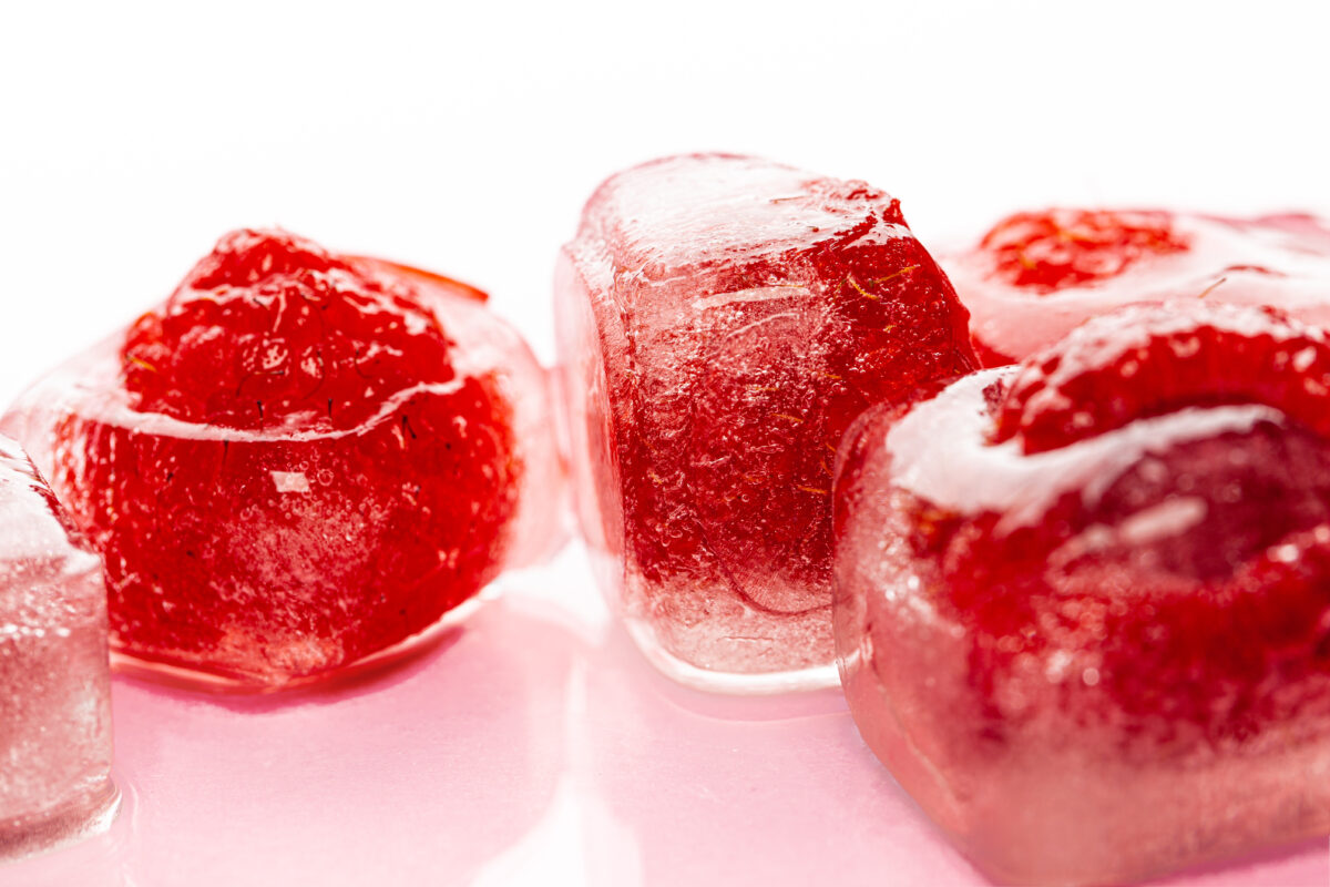 Dekorative Eiswürfel mit Blumen und Obst