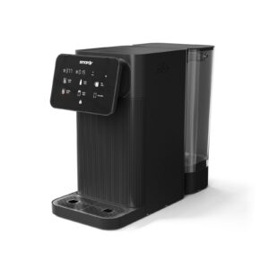 smardy blue Wasserbar tayma – Auftisch-Umkehrosmoseanlage mit eingeschaltetem Touch-Display, Frontansicht schräg